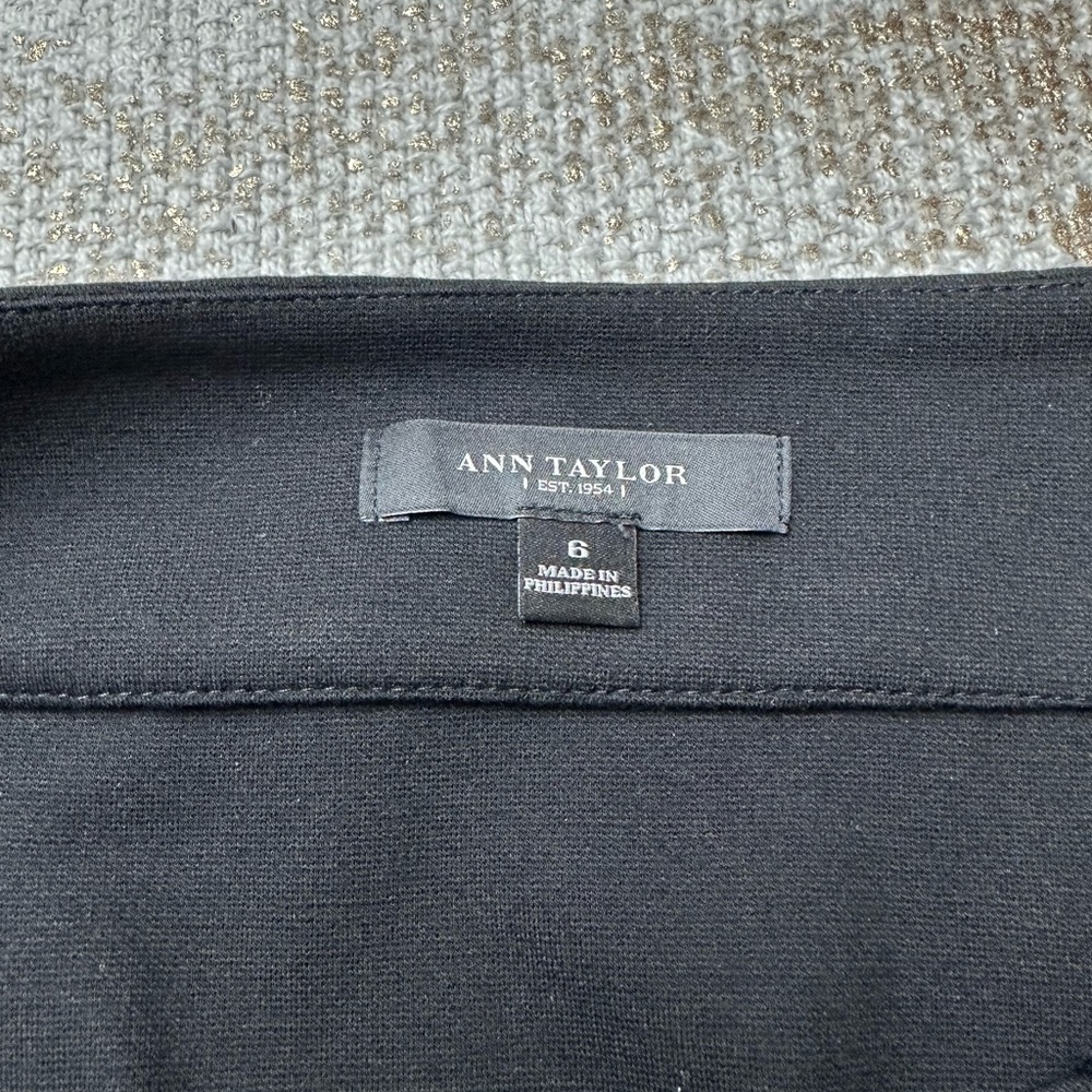 ANN TAYLOR Black Career Pencil Skirt Front Zipper Slit | Size 6 - Picture 7 of 10